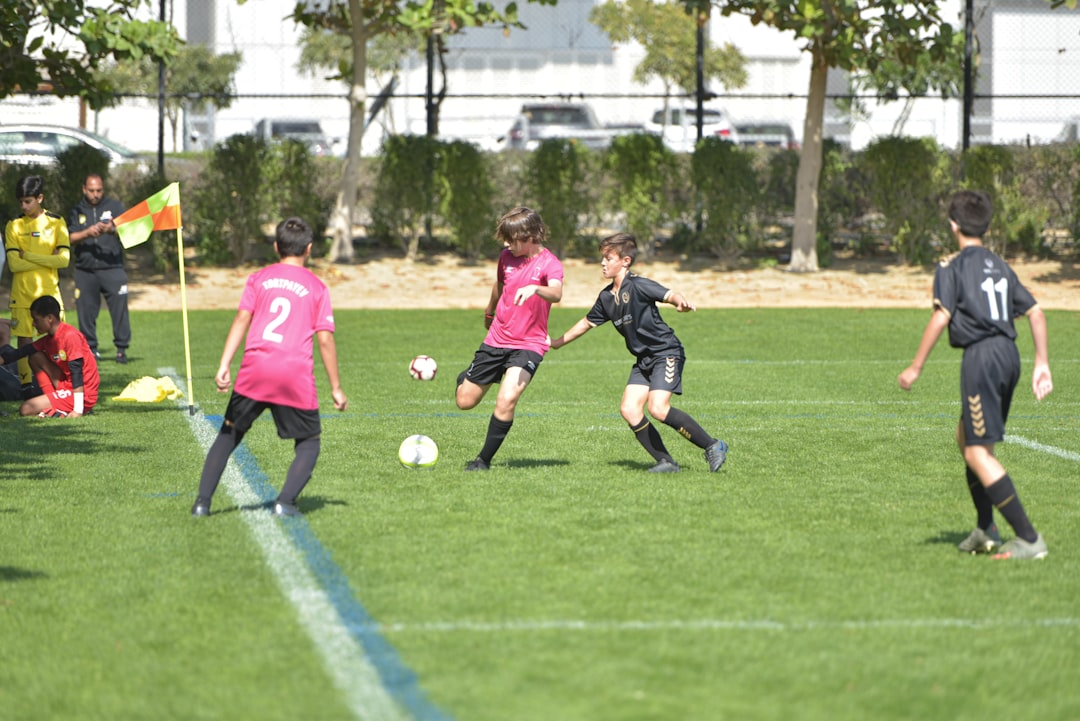 Bewegte Trainingsszene auf dem Sportplatz im warmen Nachmittagslicht